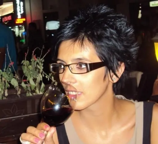 Farah, 29 ans — plan cul à Saint-Chamas